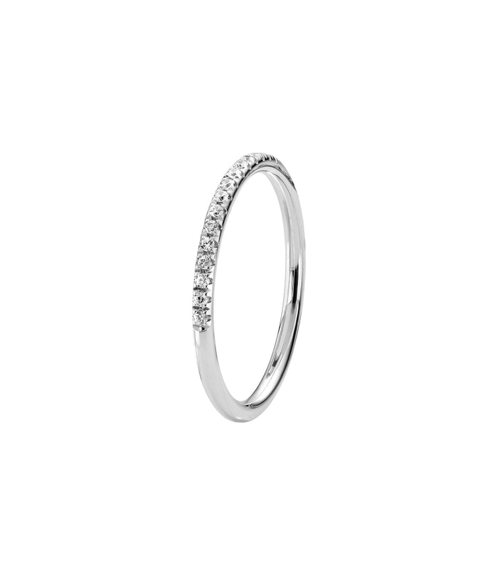 Diamantring med ett band av små diamanter som täcker halva ringen.