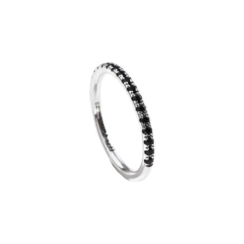 Silverring med svarta diamanter som täcker halva ringen.