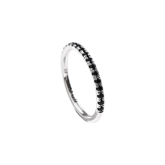 Silverring med svarta diamanter som täcker halva ringen.