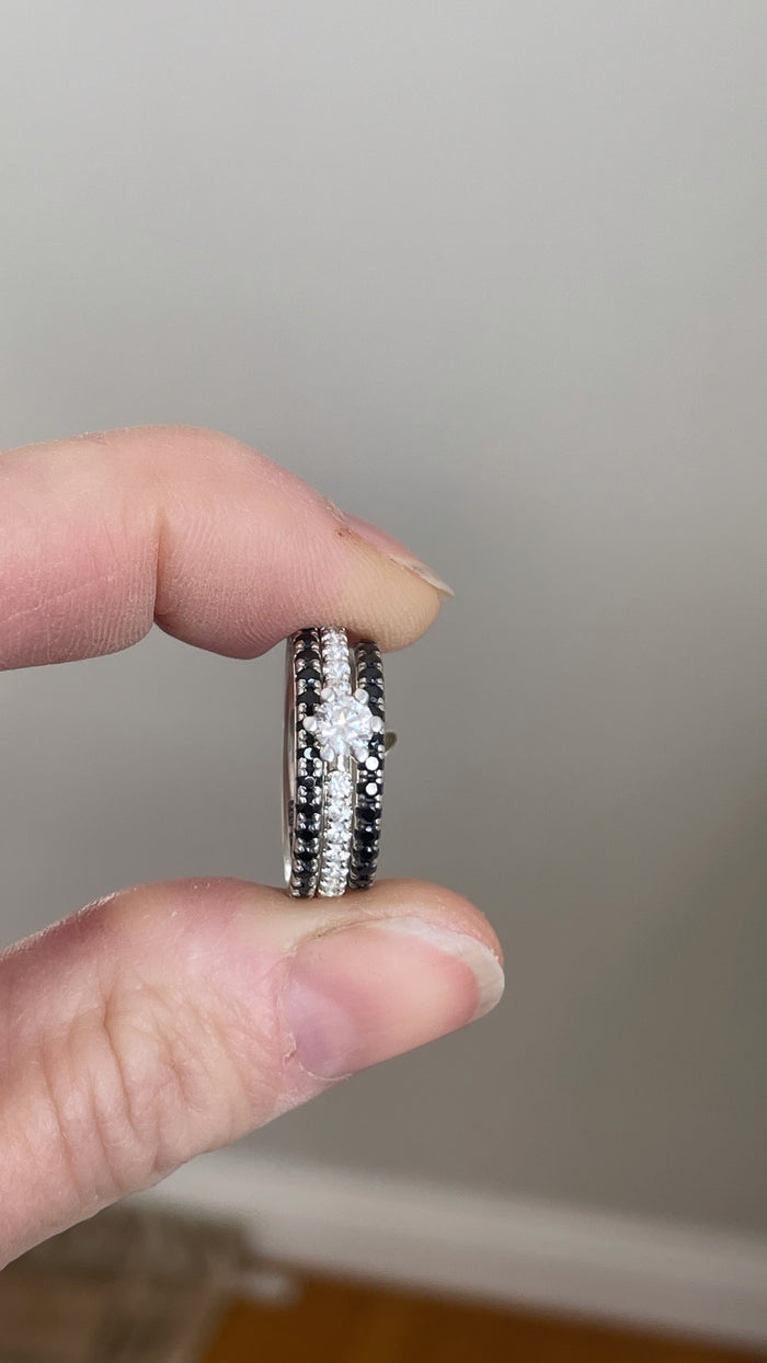 ringkombination med två svarta diamantringar och en vit diamantring i mitten.