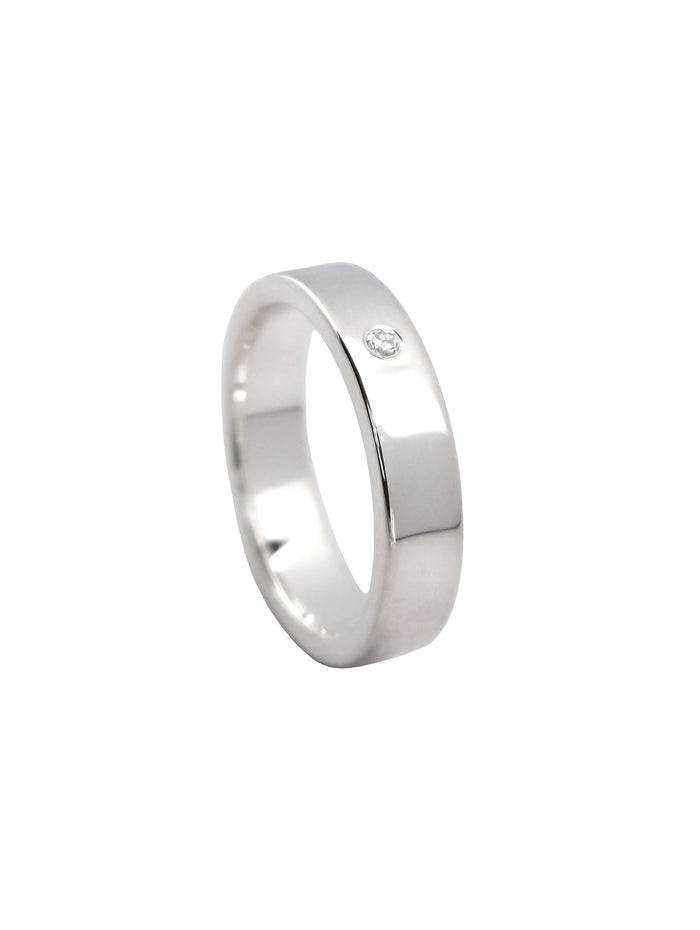 Silverring med nedsänkt vit diamant.