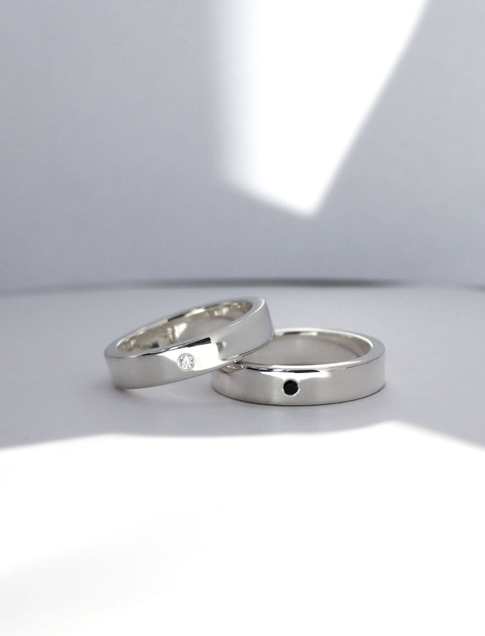 Förlovningsringar till herr i silver med vit och svart diamant.