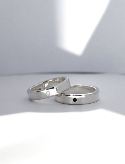 Förlovningsringar till herr i silver med vit och svart diamant.