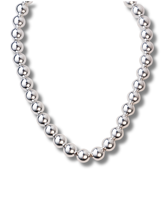 Halsband med stora silverkulor.