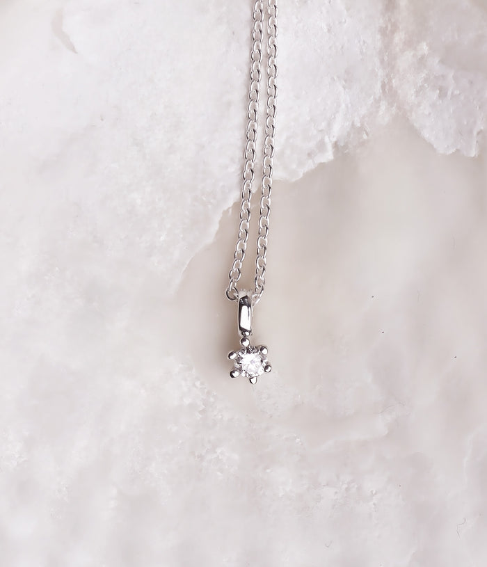 Halsband med diamant hänge i kedja.