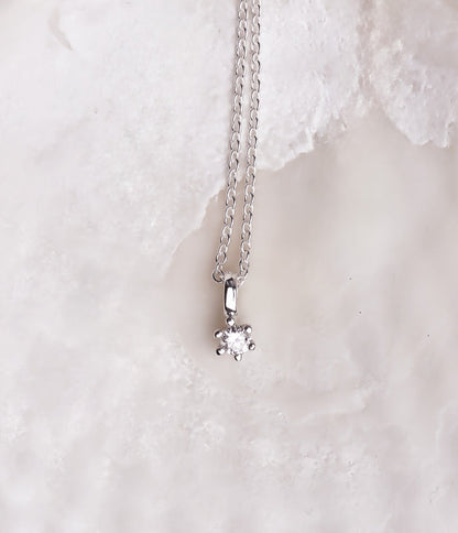 Halsband med diamant hänge i kedja.