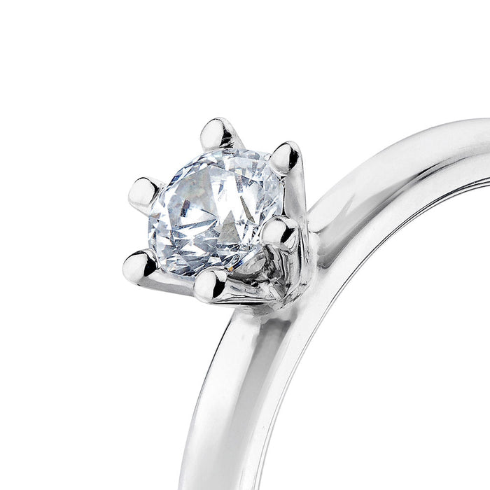 Närbild på en briljantslipad rund diamant i kron-infattning.