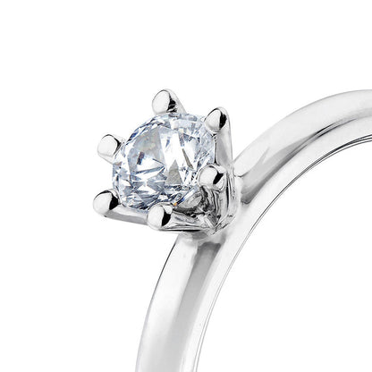 Närbild på en briljantslipad rund diamant i kron-infattning.