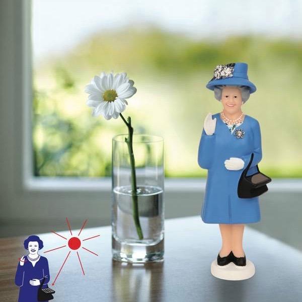 Kikkerland - Queen Elizabeth II Solar Energy Powered Waving Statue (Derby Edition)