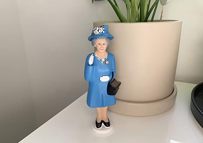 Kikkerland - Queen Elizabeth II Solar Energy Powered Waving Statue (Derby Edition)