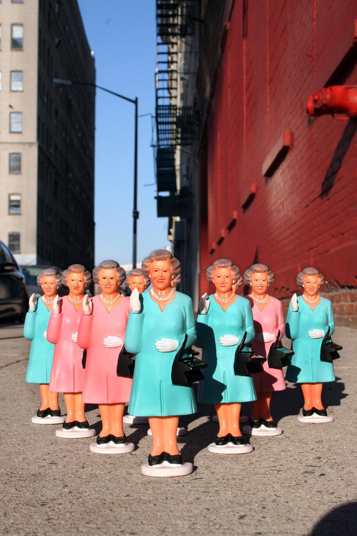 Kikkerland - Queen Elizabeth II Solar Energy Powered Waving Statue (Pink)