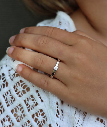 Tjej som bär en förlovningsring i silver med diamant 0,10 ct.