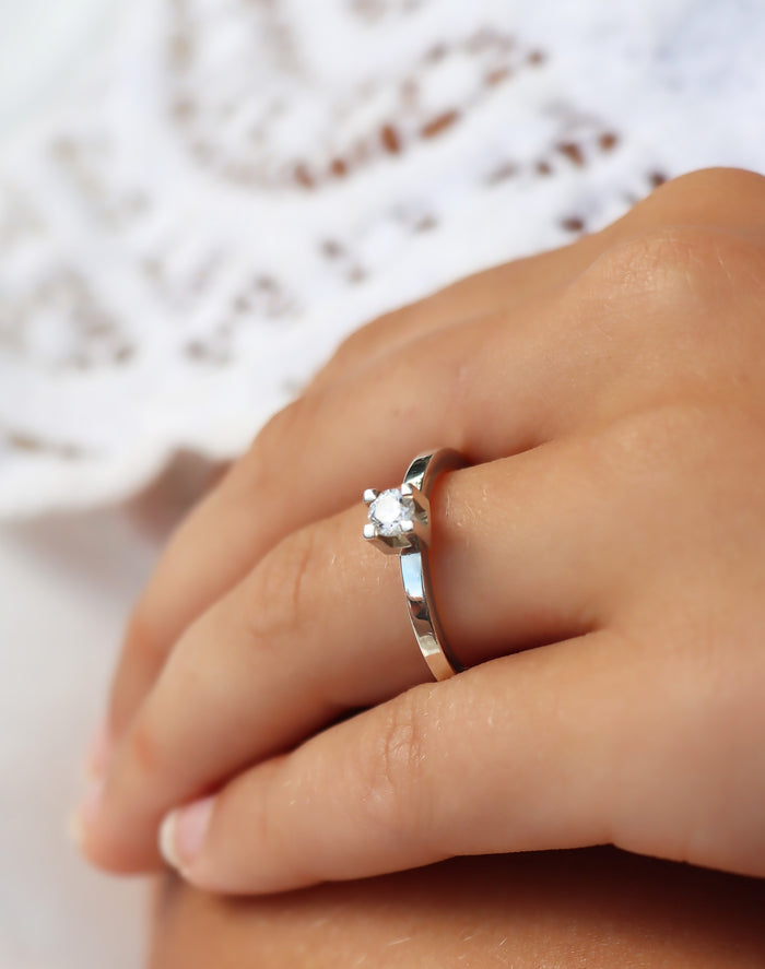 Silverring med 0,25 ct diamant. Fyrkantig fattning. Bärs som vigsel eller förlovningsring.
