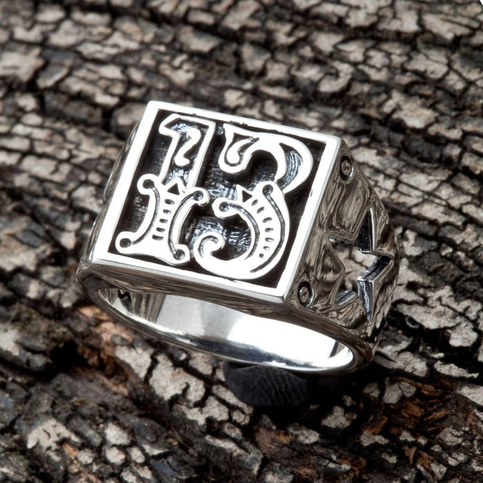 Right side profile showing the cut-through star accent and wood-grain textured shank in .925 silver