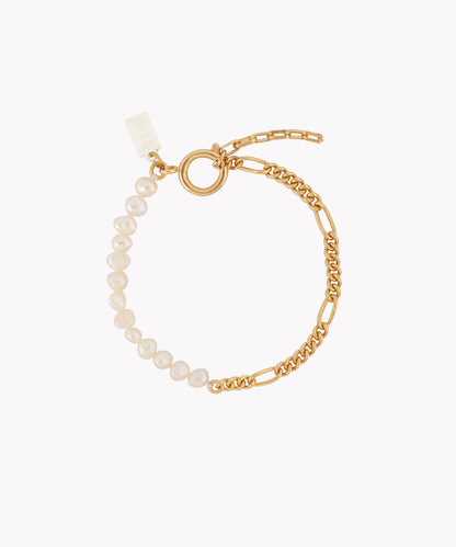A Pas De Deux Bracelet handmade with pearls and a chain, by WALD Berlin.