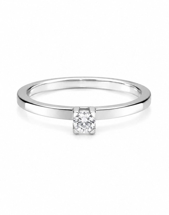 Förlovningsring i silver med 0,10 ct. diamant. Ring med raka kanter och boxformad fattning.
