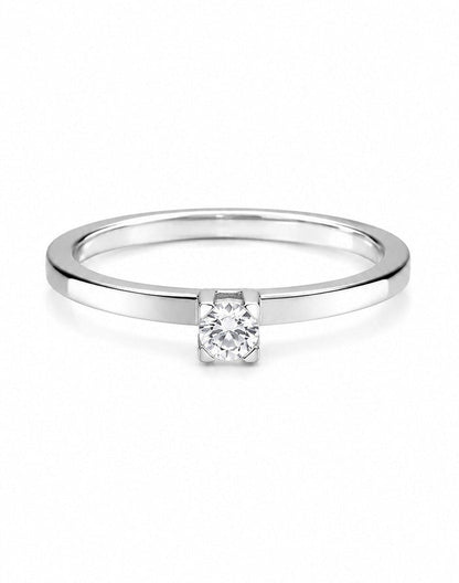 Förlovningsring i silver med 0,10 ct. diamant. Ring med raka kanter och boxformad fattning.